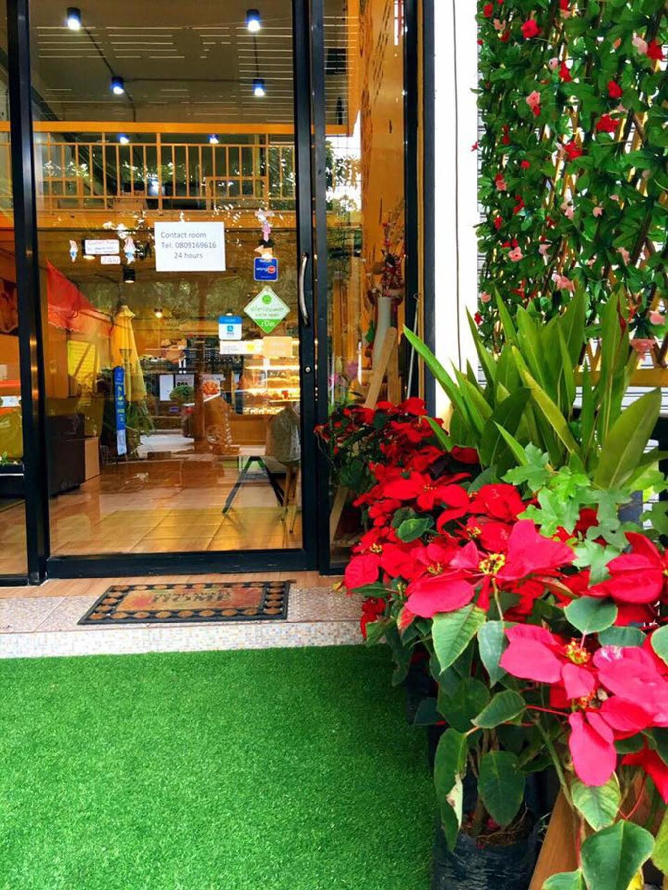 Oyo 743 Sweet Mango Cafe And Hostel Chiang Mai Exterior photo